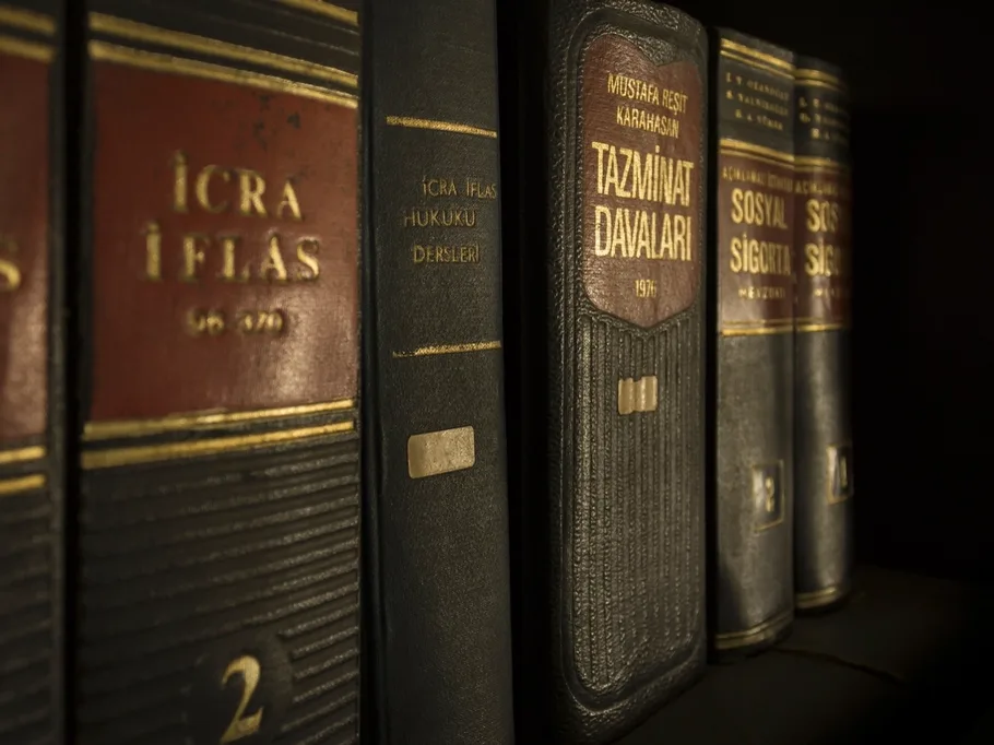 Lomos de libros de derecho en una estantería