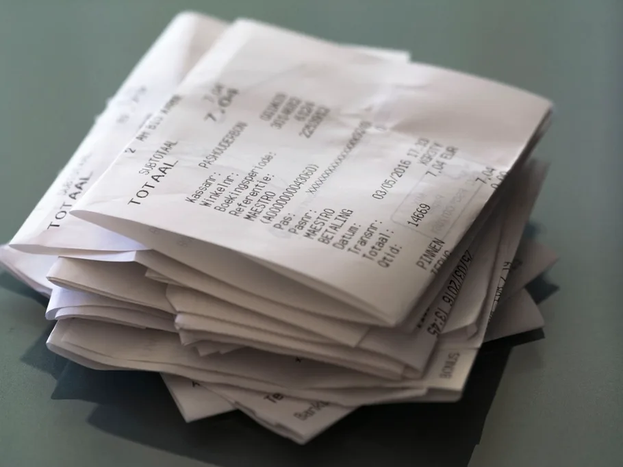 Pila de boletas y recibos