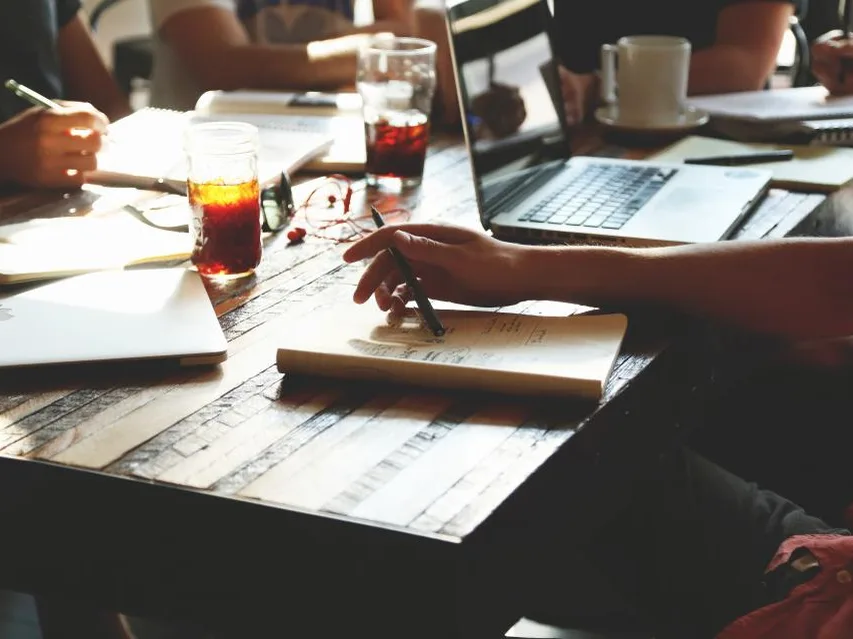 Personas trabajando con notebooks en una mesa